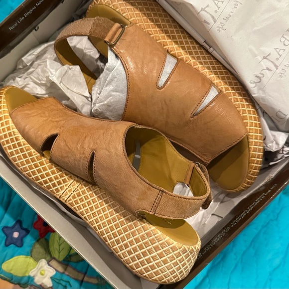 New  wt box ,  Diba true tan  platttform  wedge sandals. - Picture 8 of 13